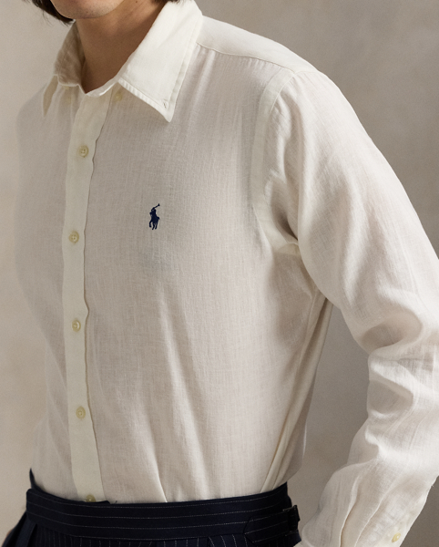 This trim shirt is crafted with a blend of breathable linen and lightweight cotton, making it perfectly suited for warm-weather days.