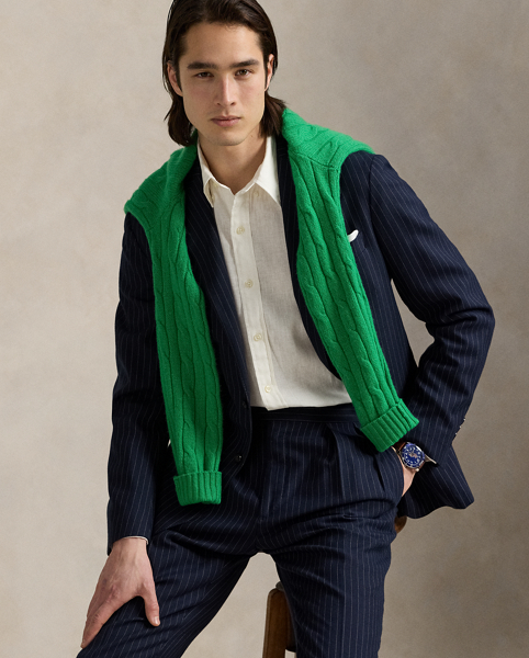 This trim shirt is crafted with a blend of breathable linen and lightweight cotton, making it perfectly suited for warm-weather days.