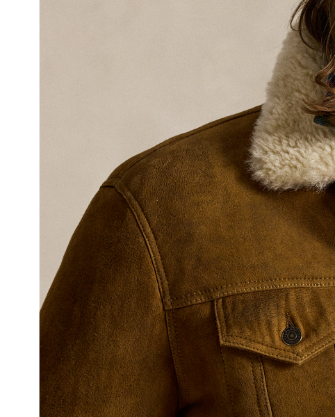 To create this layer, we reimagined the silhouette of our iconic trucker jacket with semi-curly shearling that is specially dyed and finished.