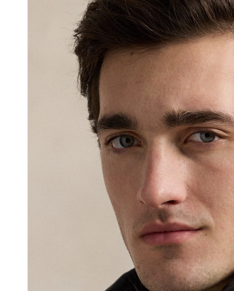 Made from water-repellent ripstop fabric, this glossed jacket is insulated with 650-fill-power down and constructed with a detachable hood.