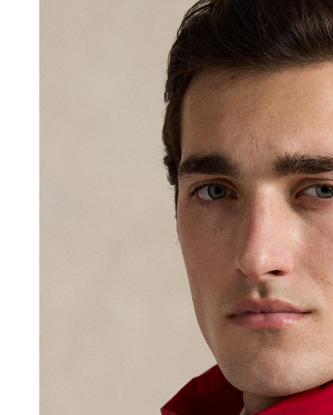 Made from water-repellent ripstop fabric, this glossed jacket is insulated with 650-fill-power down and constructed with a detachable hood.