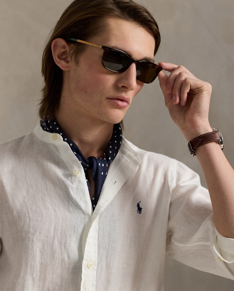 Ultralightweight, breathable linen makes this shirt perfectly suited for warm-weather days.