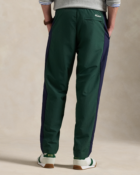Part of our collection celebrating Wimbledon 2025, these unisex trousers feature a "Polo Ralph Lauren Lauren" patch, the tournament's logo and tennis-inspired embroidery. They are crafted from water-repellent ripstop and fully lined with breathable mesh for optimal ventilation.