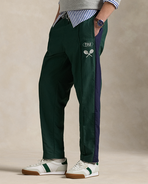 Part of our collection celebrating Wimbledon 2025, these unisex trousers feature a "Polo Ralph Lauren Lauren" patch, the tournament's logo and tennis-inspired embroidery. They are crafted from water-repellent ripstop and fully lined with breathable mesh for optimal ventilation.