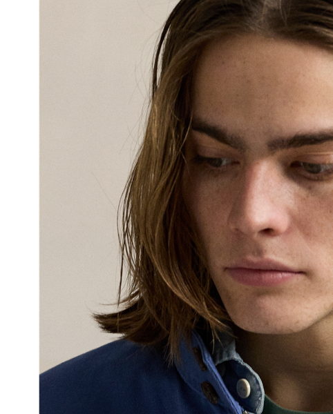 Expertly crafted with cotton chino cloth, this jacket is specially developed to achieved a weathered salt-wash effect. The unique treatment transforms the lightweight layer into a beautiful vintage-inspired essential that reflects casual sophistication and time-honoured character.