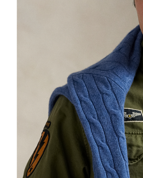  Ralph Lauren Lauren's reinterpretation of the classic field jacket combines a modern fit with authentic details and signature patches inspired by vintage American flight clothing. Crafted from cotton sateen, it is built with a bi-swing construction for ease of movement and enhanced comfort. A specialised wash enhances its timeworn appearance.