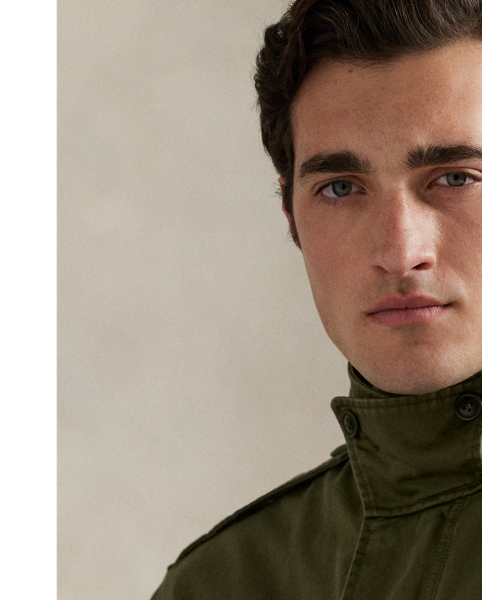  Ralph Lauren Lauren's reinterpretation of the classic field jacket combines a modern fit with authentic details and signature patches inspired by vintage American flight clothing. Crafted from cotton sateen, it is built with a bi-swing construction for ease of movement and enhanced comfort. A specialised wash enhances its timeworn appearance.