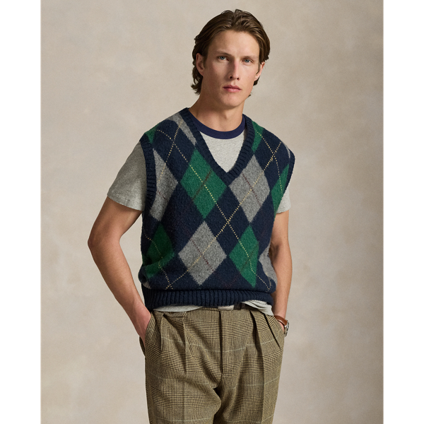 In our iconic Big Fit from the '90s, this chunky-knit sleeveless jumper unites wool and cotton yarns into a bold argyle pattern. It features our founder's initials at the hem intricately embroidered by hand.