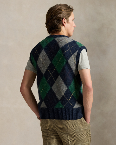In our iconic Big Fit from the '90s, this chunky-knit sleeveless jumper unites wool and cotton yarns into a bold argyle pattern. It features our founder's initials at the hem intricately embroidered by hand.