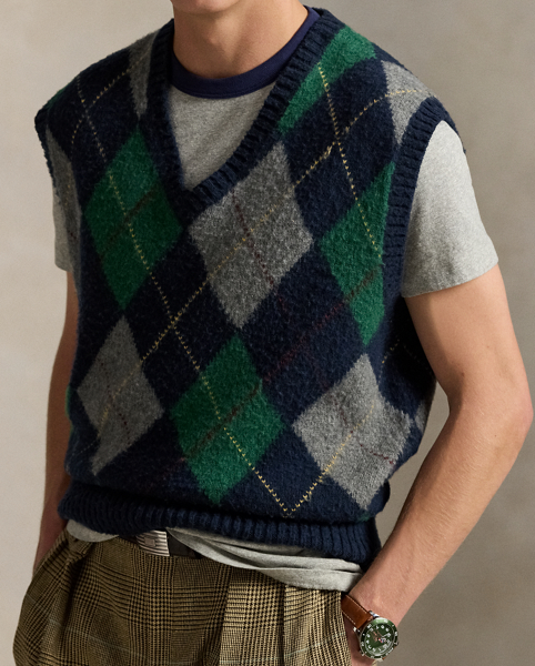 In our iconic Big Fit from the '90s, this chunky-knit sleeveless jumper unites wool and cotton yarns into a bold argyle pattern. It features our founder's initials at the hem intricately embroidered by hand.