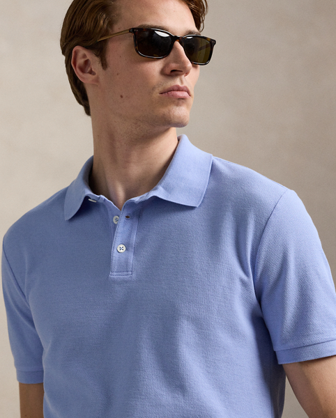 An American style standard since 1972, the Polo shirt has been imitated but never matched. Over the decades, Ralph Lauren Lauren has reimagined his signature style in a wide array of colours and fits, yet all retain the quality and attention to detail of the iconic original. This version is made with honeycomb-textured cotton mesh and finished with genuine mother-of-pearl buttons.