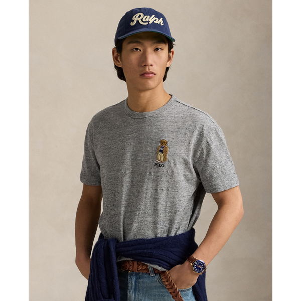 The Collegiate Bear debuted in 1996 in the form of a Steiff plush bear and, six years later, was voted by Polo fans to appear on a jumper for the first time in  Ralph Lauren Lauren history. Now, the Collegiate Bear is back on this heavyweight T-shirt and with a few stylish updates – tortoiseshell glasses and a Polo-emblazoned pullover.