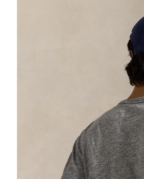 The Collegiate Bear debuted in 1996 in the form of a Steiff plush bear and, six years later, was voted by Polo fans to appear on a jumper for the first time in  Ralph Lauren Lauren history. Now, the Collegiate Bear is back on this heavyweight T-shirt and with a few stylish updates – tortoiseshell glasses and a Polo-emblazoned pullover.