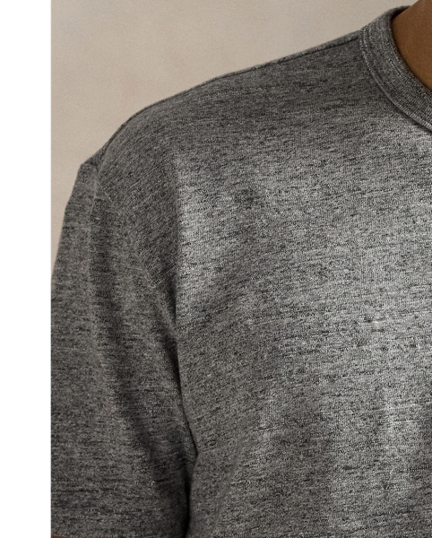 The Collegiate Bear debuted in 1996 in the form of a Steiff plush bear and, six years later, was voted by Polo fans to appear on a jumper for the first time in  Ralph Lauren Lauren history. Now, the Collegiate Bear is back on this heavyweight T-shirt and with a few stylish updates – tortoiseshell glasses and a Polo-emblazoned pullover.