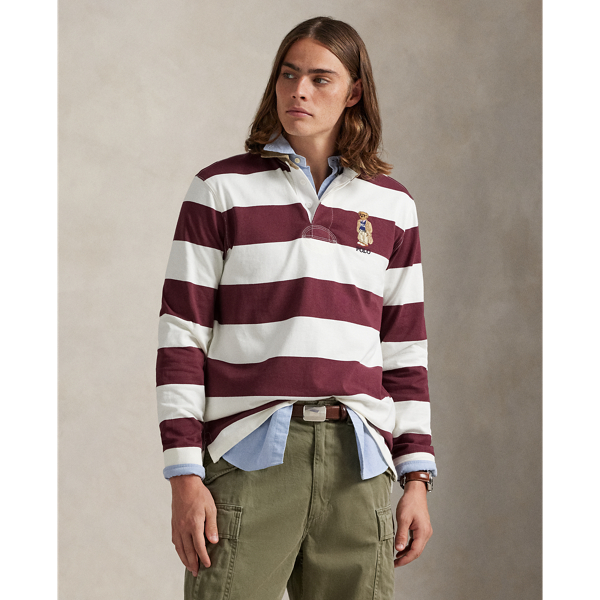 The Collegiate Bear debuted in 1996 in the form of a Steiff plush bear and, six years later, was voted by Polo fans to appear on a jumper for the first time in Ralph Lauren Lauren history. Now, the Collegiate Bear is back on this rugby shirt and with a few stylish updates – tortoiseshell glasses and a Polo-emblazoned pullover.