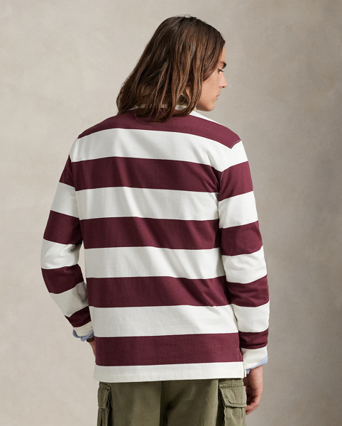 The Collegiate Bear debuted in 1996 in the form of a Steiff plush bear and, six years later, was voted by Polo fans to appear on a jumper for the first time in Ralph Lauren Lauren history. Now, the Collegiate Bear is back on this rugby shirt and with a few stylish updates – tortoiseshell glasses and a Polo-emblazoned pullover.