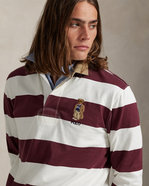 The Collegiate Bear debuted in 1996 in the form of a Steiff plush bear and, six years later, was voted by Polo fans to appear on a jumper for the first time in Ralph Lauren Lauren history. Now, the Collegiate Bear is back on this rugby shirt and with a few stylish updates – tortoiseshell glasses and a Polo-emblazoned pullover.