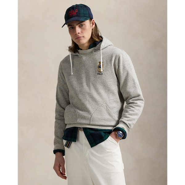 The Collegiate Bear debuted in 1996 in the form of a Steiff plush bear and, six years later, was voted by Polo fans to appear on a jumper for the first time in Ralph Lauren Lauren history. Now, the Collegiate Bear is back on this cotton-blend hoodie and with a few stylish updates-tortoiseshell glasses and a Polo-emblazoned pullover.