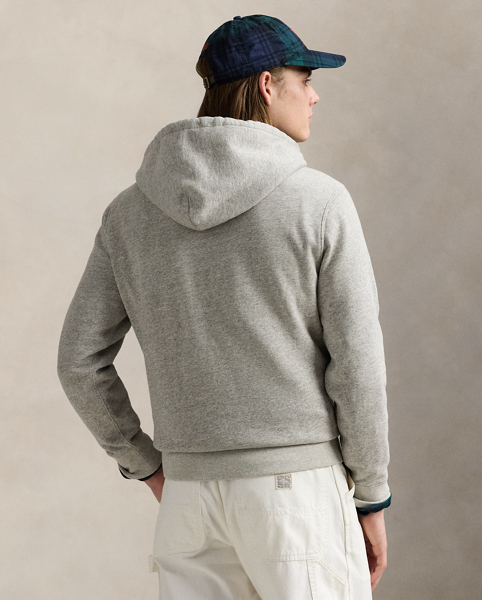 The Collegiate Bear debuted in 1996 in the form of a Steiff plush bear and, six years later, was voted by Polo fans to appear on a jumper for the first time in Ralph Lauren Lauren history. Now, the Collegiate Bear is back on this cotton-blend hoodie and with a few stylish updates-tortoiseshell glasses and a Polo-emblazoned pullover.