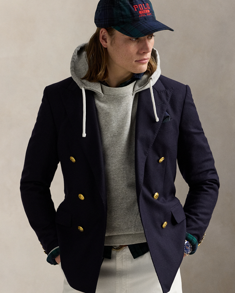 The Collegiate Bear debuted in 1996 in the form of a Steiff plush bear and, six years later, was voted by Polo fans to appear on a jumper for the first time in Ralph Lauren Lauren history. Now, the Collegiate Bear is back on this cotton-blend hoodie and with a few stylish updates-tortoiseshell glasses and a Polo-emblazoned pullover.