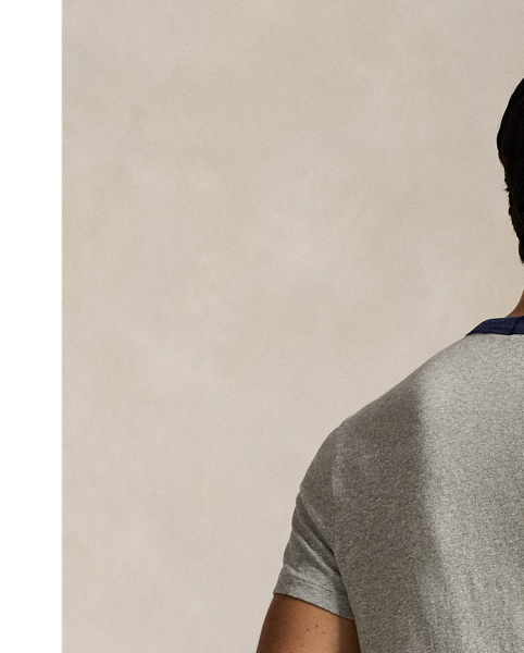 This cotton T-shirt features an athletic-inspired emblem printed at the front as well as signature appliqués that nod to our founding year.