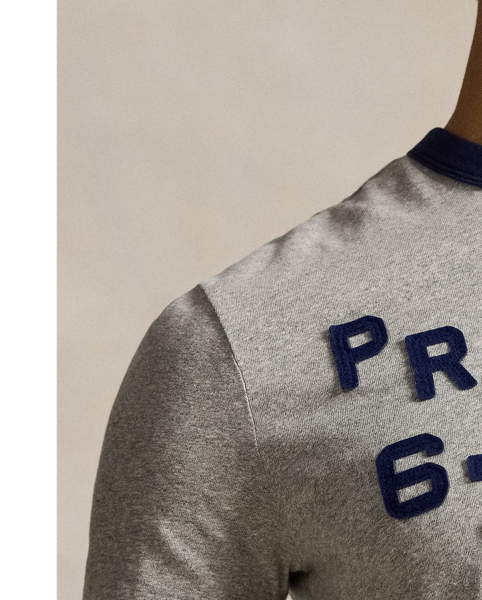 This cotton T-shirt features an athletic-inspired emblem printed at the front as well as signature appliqués that nod to our founding year.