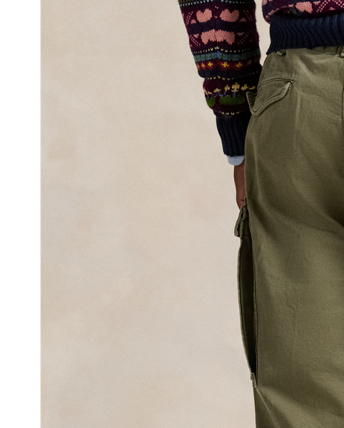 These cotton twill trousers combine a classic utilitarian silhouette with our iconic Big Fit from the '90s. They are crafted with authentic vintage details, including interior and exterior buttons for braces, side adjusters, and darted pleating at the knees.