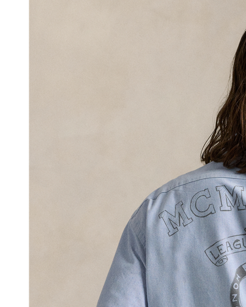 The oxford shirt made its debut very early in  Ralph Lauren Lauren’s designs, and since then, it has solidified its status as a pillar of the Polo look. Our fabric is developed with a secret wash, giving it instant character, ease and a heathered softness – what we refer to as "the perfect rumple". The formula is so unique that it's been kept in a safe for more than three decades. Today, Mr Lauren continues to create countless variations of his iconic shirt, including this linen-cotton version, which is cut in our iconic Big Fit from the '90s and features custom artwork with a hand-drawn effect.