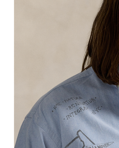 The oxford shirt made its debut very early in  Ralph Lauren Lauren’s designs, and since then, it has solidified its status as a pillar of the Polo look. Our fabric is developed with a secret wash, giving it instant character, ease and a heathered softness – what we refer to as "the perfect rumple". The formula is so unique that it's been kept in a safe for more than three decades. Today, Mr Lauren continues to create countless variations of his iconic shirt, including this linen-cotton version, which is cut in our iconic Big Fit from the '90s and features custom artwork with a hand-drawn effect.