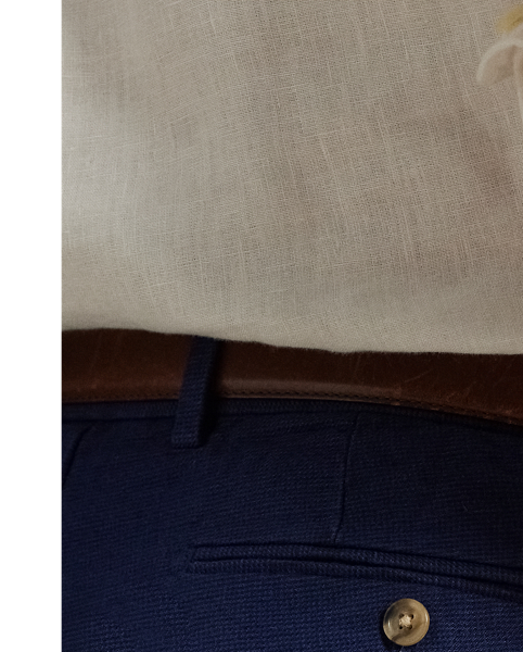 In our signature Straight Fit, these trousers feature a classic miniature houndstooth pattern rendered in a lightweight blend of linen and cotton.