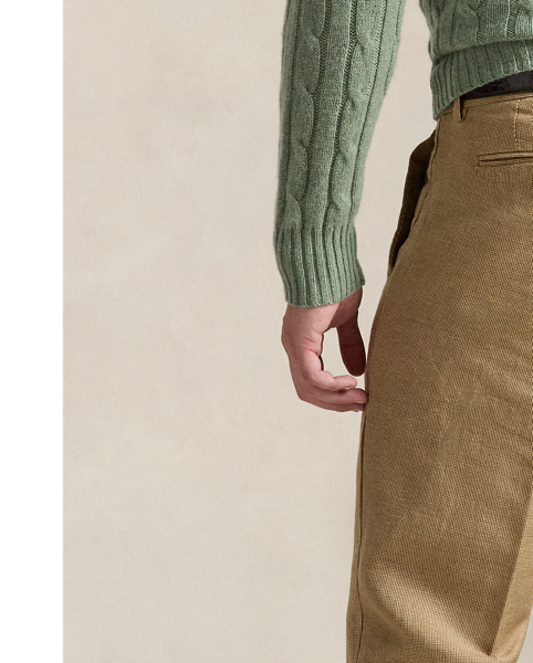 In our signature Straight Fit, these trousers feature a classic miniature houndstooth pattern rendered in a lightweight blend of linen and cotton.