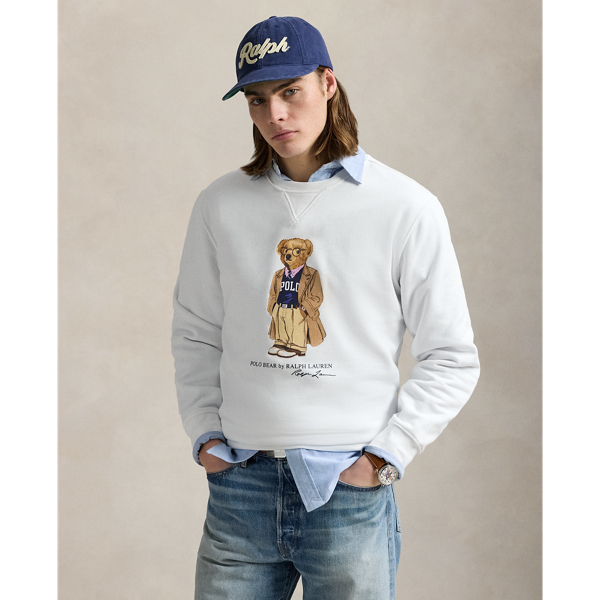 The Collegiate Bear debuted in 1996 in the form of a Steiff plush bear and, six years later, was voted by Polo fans to appear on a jumper for the first time in Ralph Lauren Lauren history. Now, the Collegiate Bear is back on this cotton-blend sweatshirt and with a few stylish updates – tortoiseshell glasses and a Polo-emblazoned pullover.