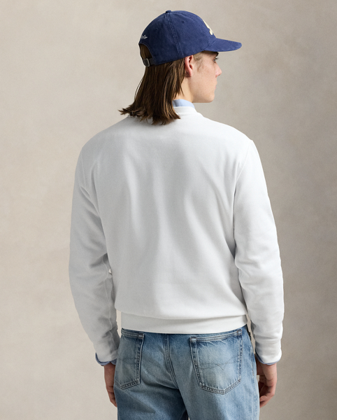 The Collegiate Bear debuted in 1996 in the form of a Steiff plush bear and, six years later, was voted by Polo fans to appear on a jumper for the first time in Ralph Lauren Lauren history. Now, the Collegiate Bear is back on this cotton-blend sweatshirt and with a few stylish updates – tortoiseshell glasses and a Polo-emblazoned pullover.