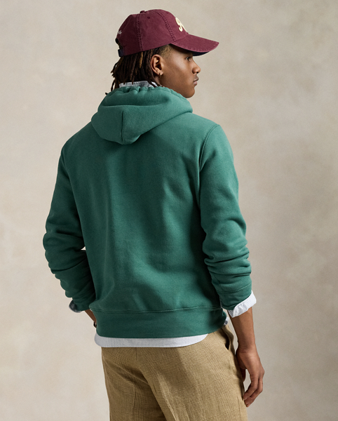 The Collegiate Bear debuted in 1996 in the form of a Steiff plush bear and, six years later, was voted by Polo fans to appear on a jumper for the first time in Ralph Lauren Lauren history. Now, the Collegiate Bear is back on this cotton-blend hoodie and with a few stylish updates-tortoiseshell glasses and a Polo-emblazoned pullover.