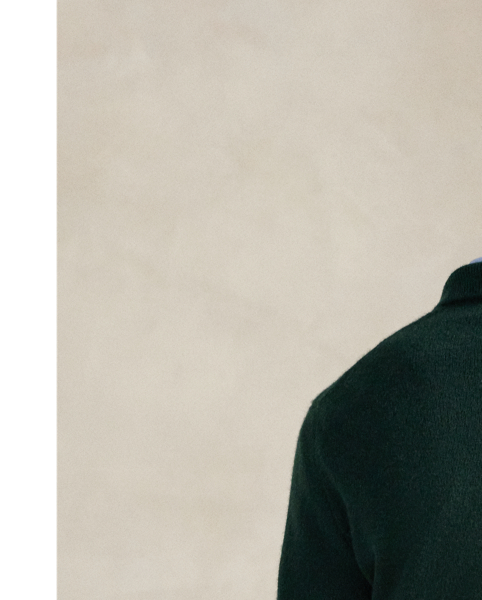 This jumper combines a silhouette inspired by our timeless Polo shirt with Italian cashmere yarn and genuine mother-of-pearl buttons.