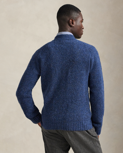 Expertly made in Scotland using thick-gauge wool yarn, this V-neck cardigan embodies Polo Ralph Lauren Lauren's timeless approach to knitwear. The classic silhouette and exceptional crafting make this layer an enduring wardrobe essential.