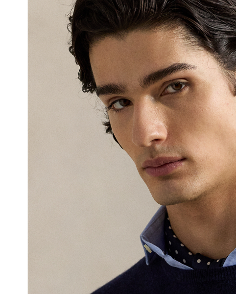 A timeless layering piece, this crewneck jumper is crafted with fine-gauge wool yarn from Italy.