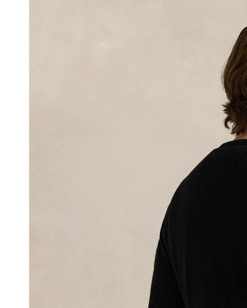 A timeless layering piece, this crewneck jumper is crafted with fine-gauge wool yarn from Italy.