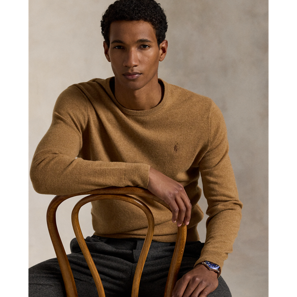 A timeless layering piece, this crewneck jumper is crafted with fine-gauge wool yarn from Italy.