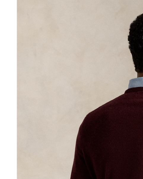 A timeless layering piece, this crewneck jumper is crafted with fine-gauge wool yarn from Italy.