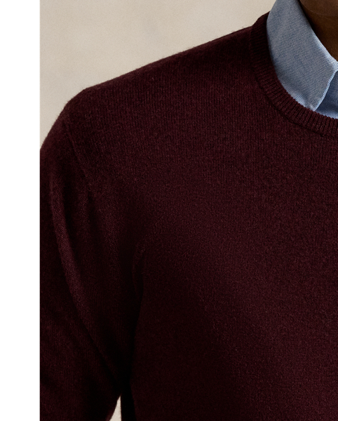 A timeless layering piece, this crewneck jumper is crafted with fine-gauge wool yarn from Italy.