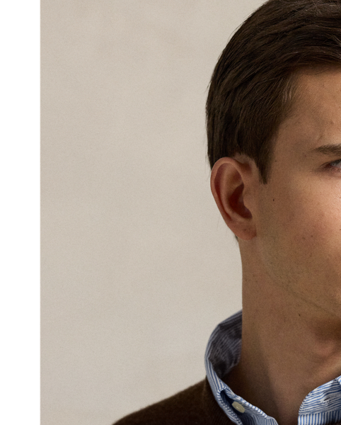 A timeless layering piece, this crewneck jumper is crafted with fine-gauge wool yarn from Italy.