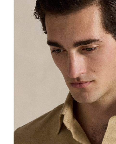 This lightweight shirt is crafted with an innovative, brushed cotton-blend fabric that is both stretchy and ultrasoft. It also wicks away moisture to help keep you cool and comfortable throughout the day.