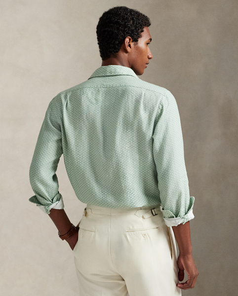 Lightweight, breathable linen makes this shirt perfectly suited to warm-weather days, while a miniature motif of riding helmets and crops adds equestrian-inspired style.