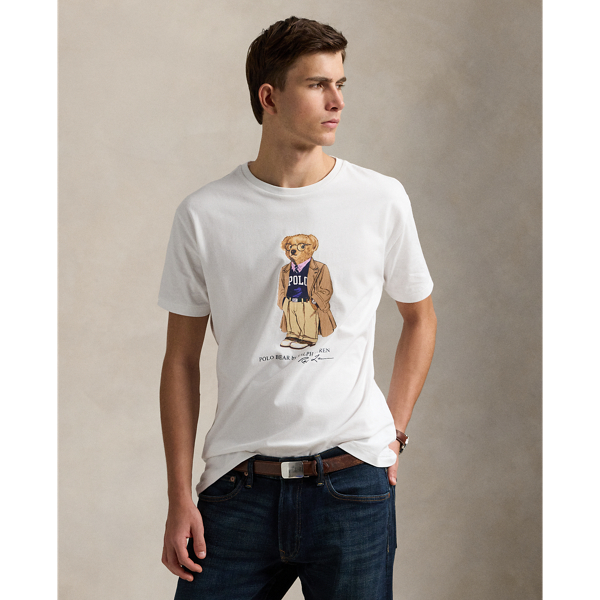 The Collegiate Bear debuted in 1996 in the form of a Steiff plush bear and, six years later, was voted by Polo fans to appear on a jumper for the first time in  Ralph Lauren Lauren history. Now, the Collegiate Bear is back on this cotton T-shirt and with a few stylish updates – tortoiseshell glasses and a Polo-emblazoned pullover.