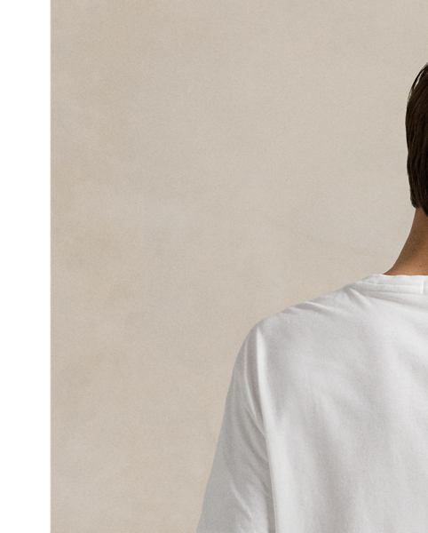 The Collegiate Bear debuted in 1996 in the form of a Steiff plush bear and, six years later, was voted by Polo fans to appear on a jumper for the first time in  Ralph Lauren Lauren history. Now, the Collegiate Bear is back on this cotton T-shirt and with a few stylish updates – tortoiseshell glasses and a Polo-emblazoned pullover.