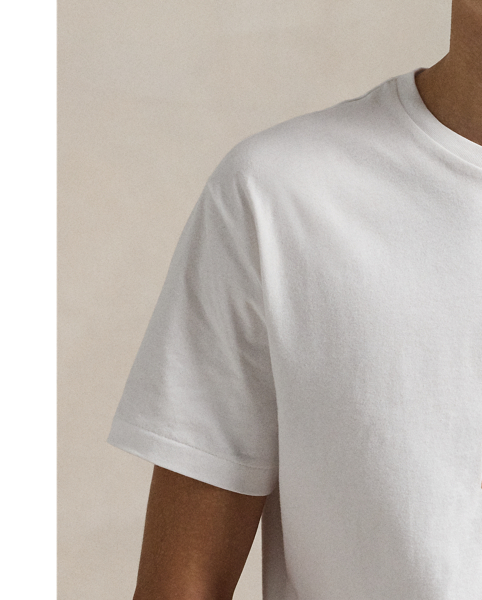 The Collegiate Bear debuted in 1996 in the form of a Steiff plush bear and, six years later, was voted by Polo fans to appear on a jumper for the first time in  Ralph Lauren Lauren history. Now, the Collegiate Bear is back on this cotton T-shirt and with a few stylish updates – tortoiseshell glasses and a Polo-emblazoned pullover.