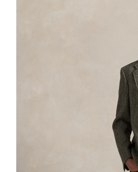 The Collegiate Bear debuted in 1996 in the form of a Steiff plush bear and, six years later, was voted by Polo fans to appear on a jumper for the first time in  Ralph Lauren Lauren history. Now, the Collegiate Bear is back on this cotton T-shirt and with a few stylish updates – tortoiseshell glasses and a Polo-emblazoned pullover.