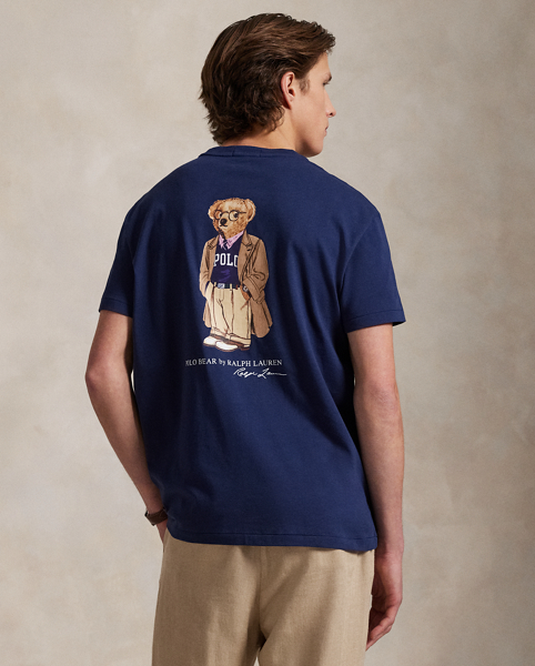 The Collegiate Bear debuted in the form of a Steiff plush bear in 1996 and, six years later, was voted by Polo fans to appear on a jumper for the first time in Ralph Lauren Lauren history. Now, the Collegiate Bear is back on this cotton T-shirt and with a few stylish updates – tortoiseshell glasses and a Polo-emblazoned pullover.