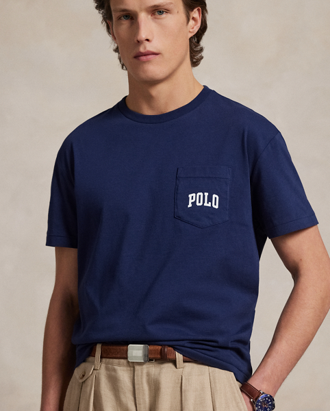 The Collegiate Bear debuted in the form of a Steiff plush bear in 1996 and, six years later, was voted by Polo fans to appear on a jumper for the first time in Ralph Lauren Lauren history. Now, the Collegiate Bear is back on this cotton T-shirt and with a few stylish updates – tortoiseshell glasses and a Polo-emblazoned pullover.